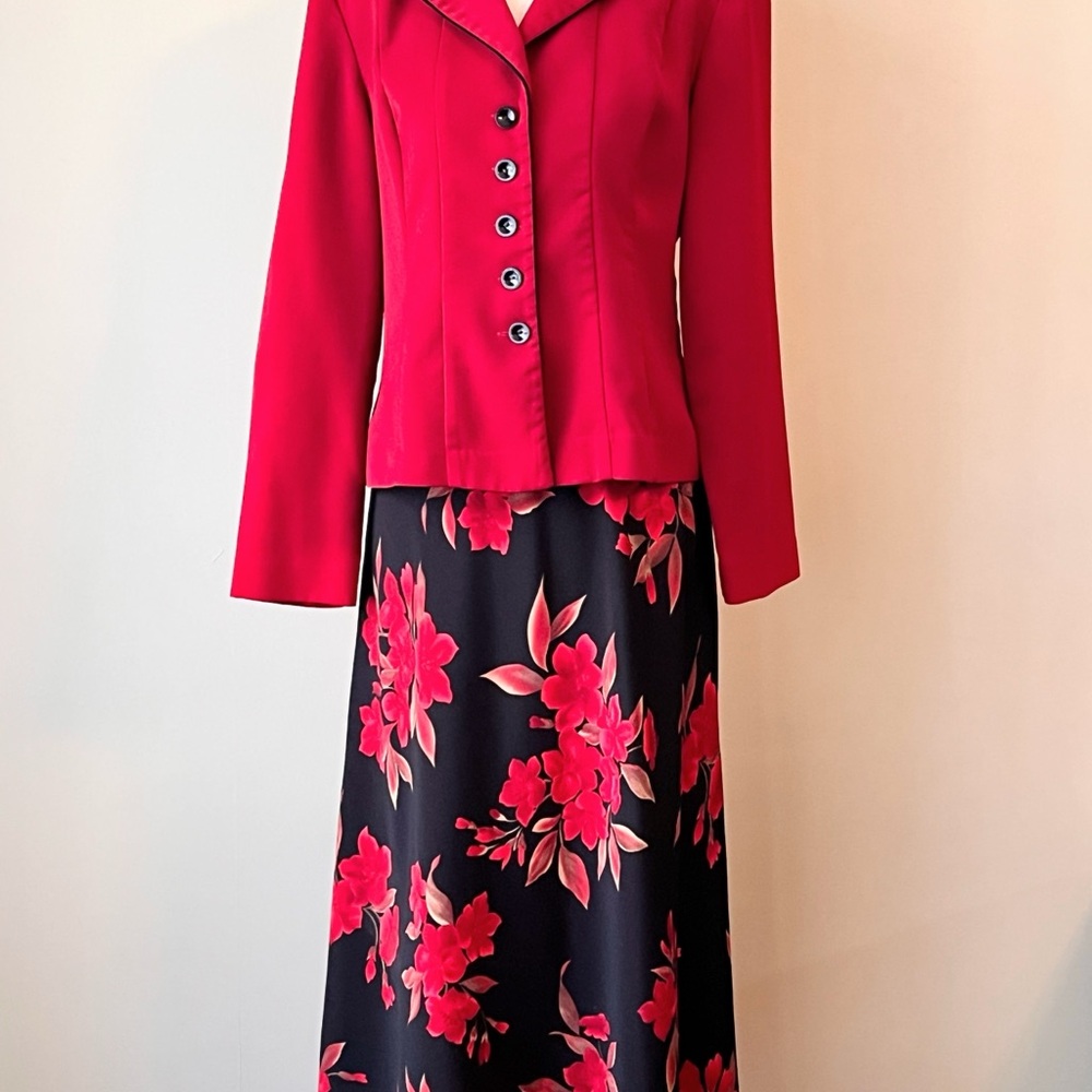 Elegant Red Floral Women's Skirt Set